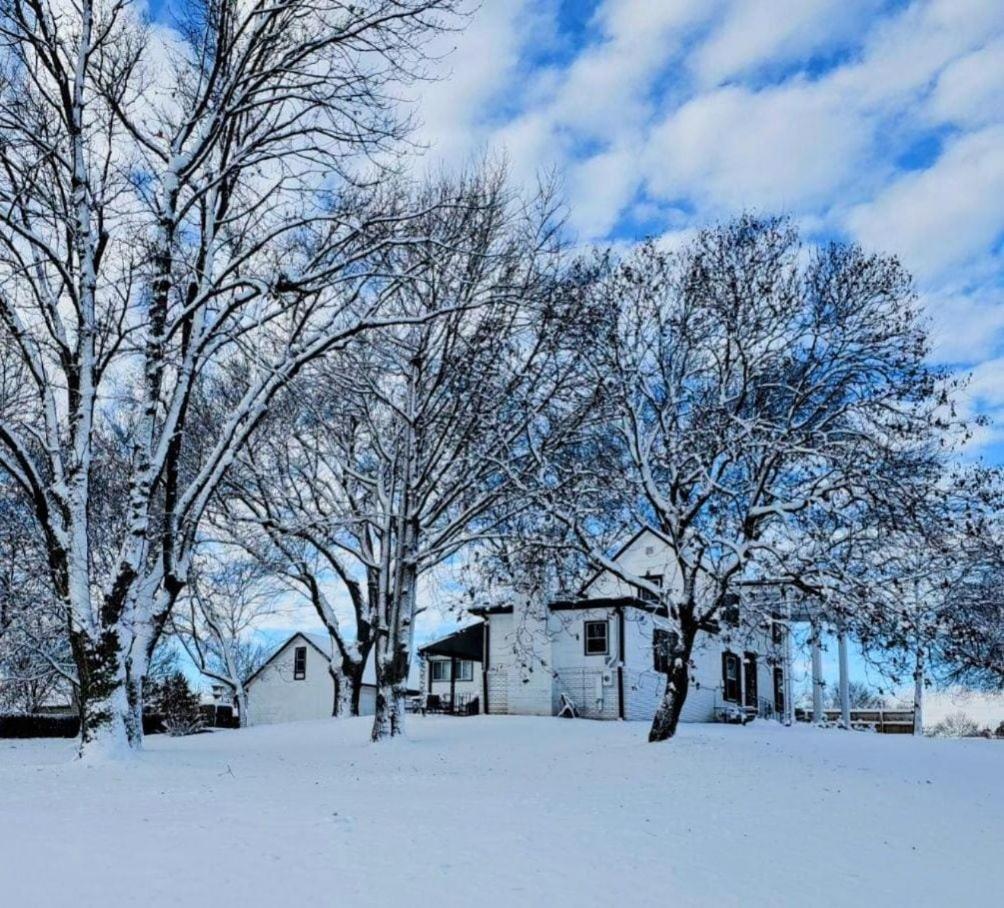 1908 Modern Farmhouse On Large Private Treed Lot Shawnee Exterior foto